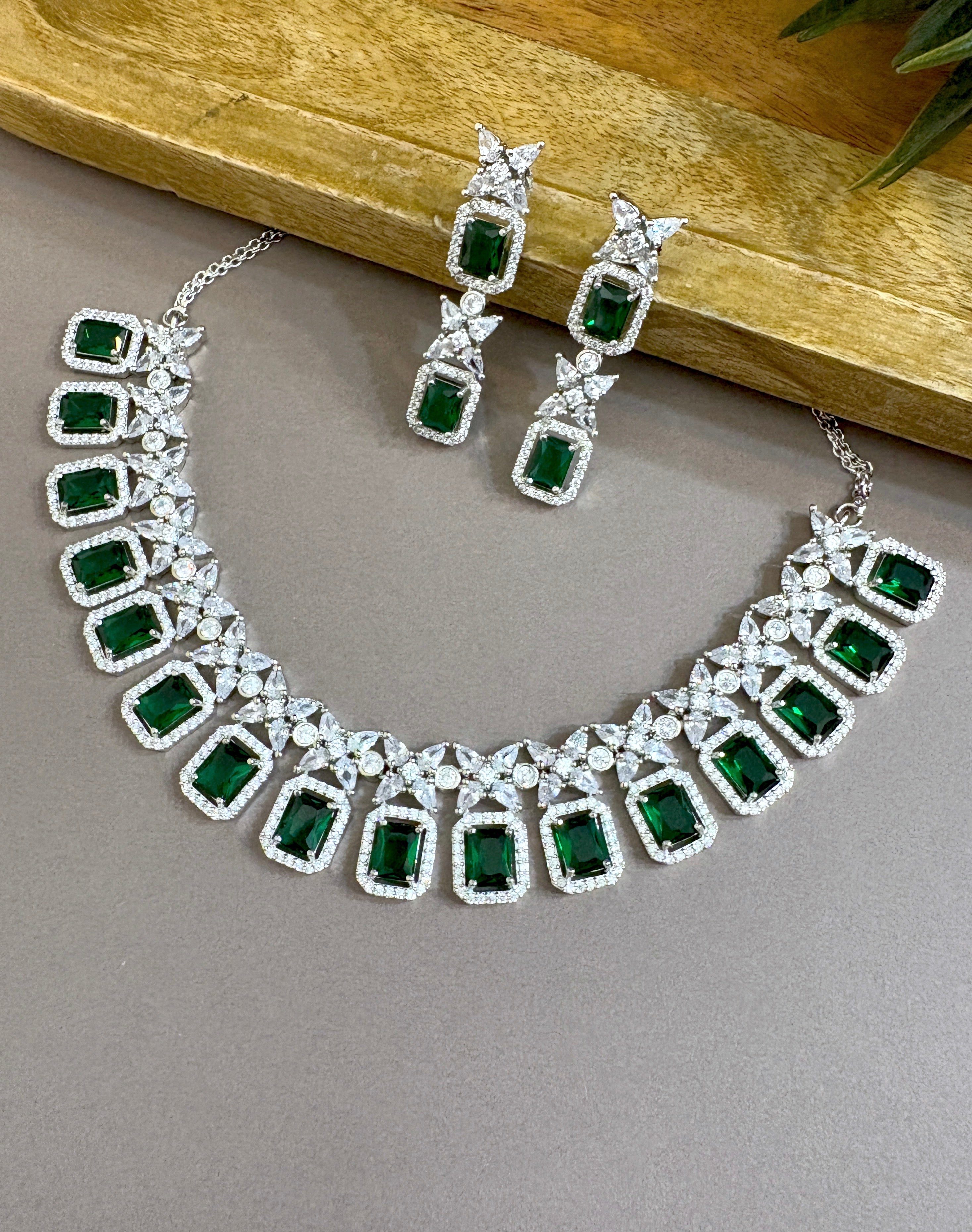 Hanvi Diamond & Emerald Necklace Set