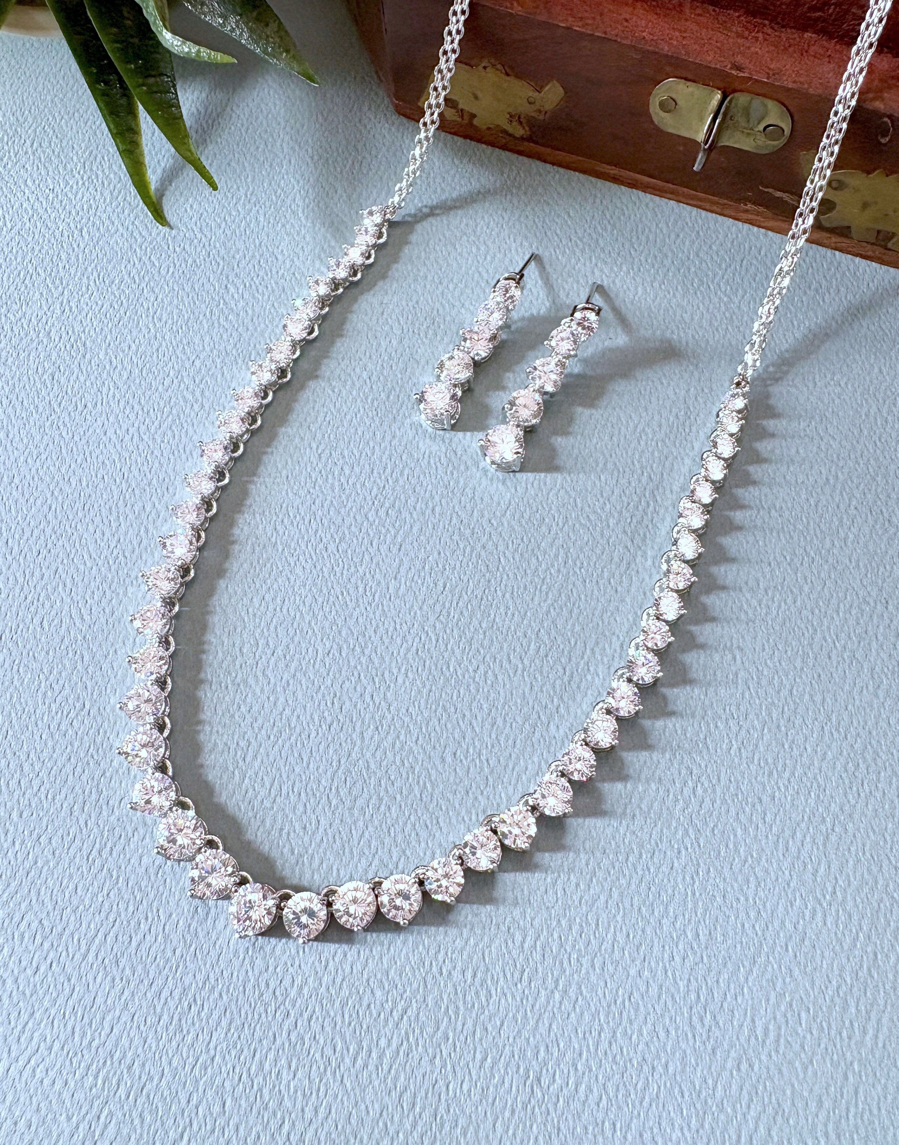 Solitairio Diamond Necklace Set