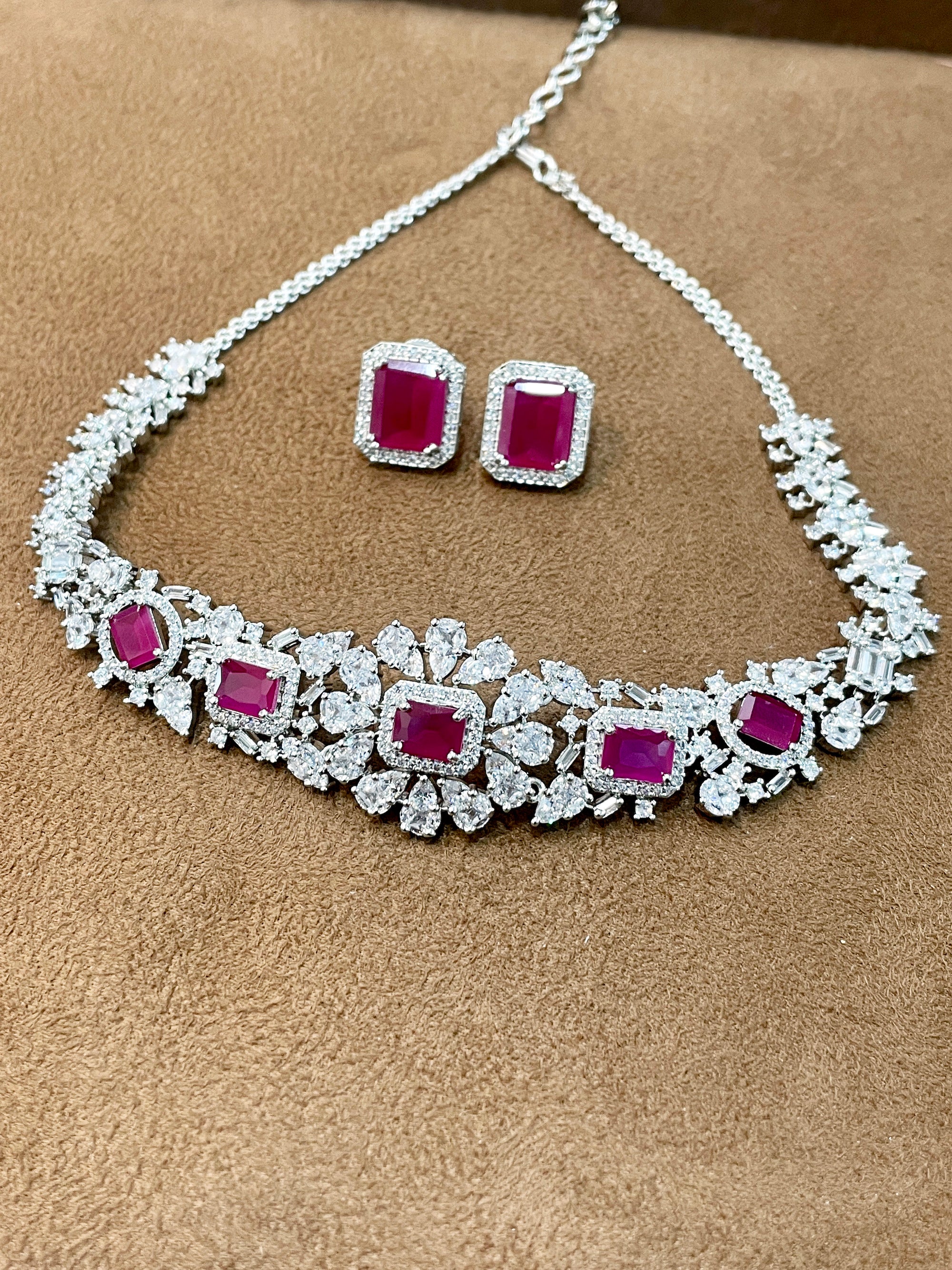 Elma Emerald Stones Choker Set