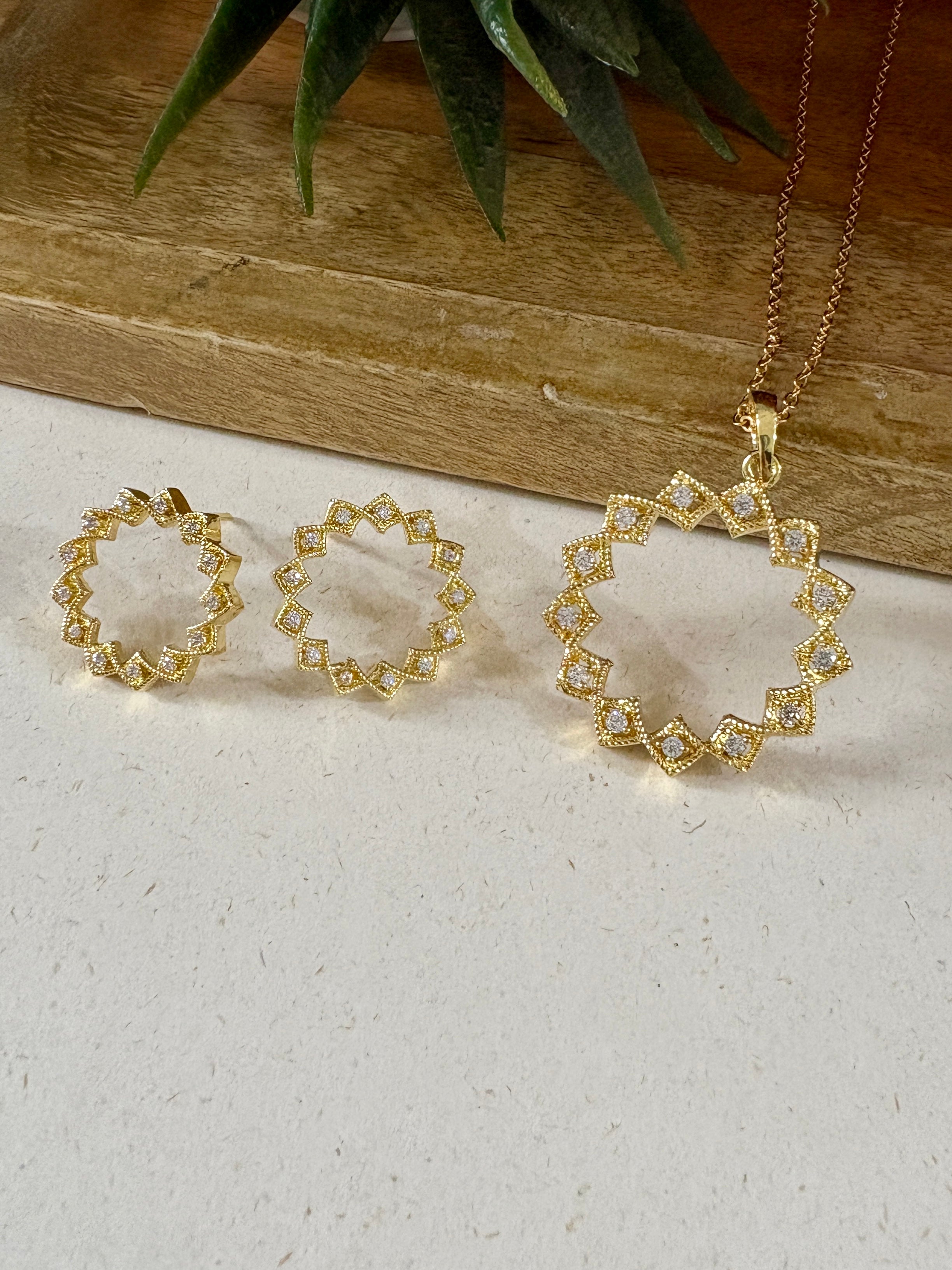 Cyclic Diamond Pendant Set