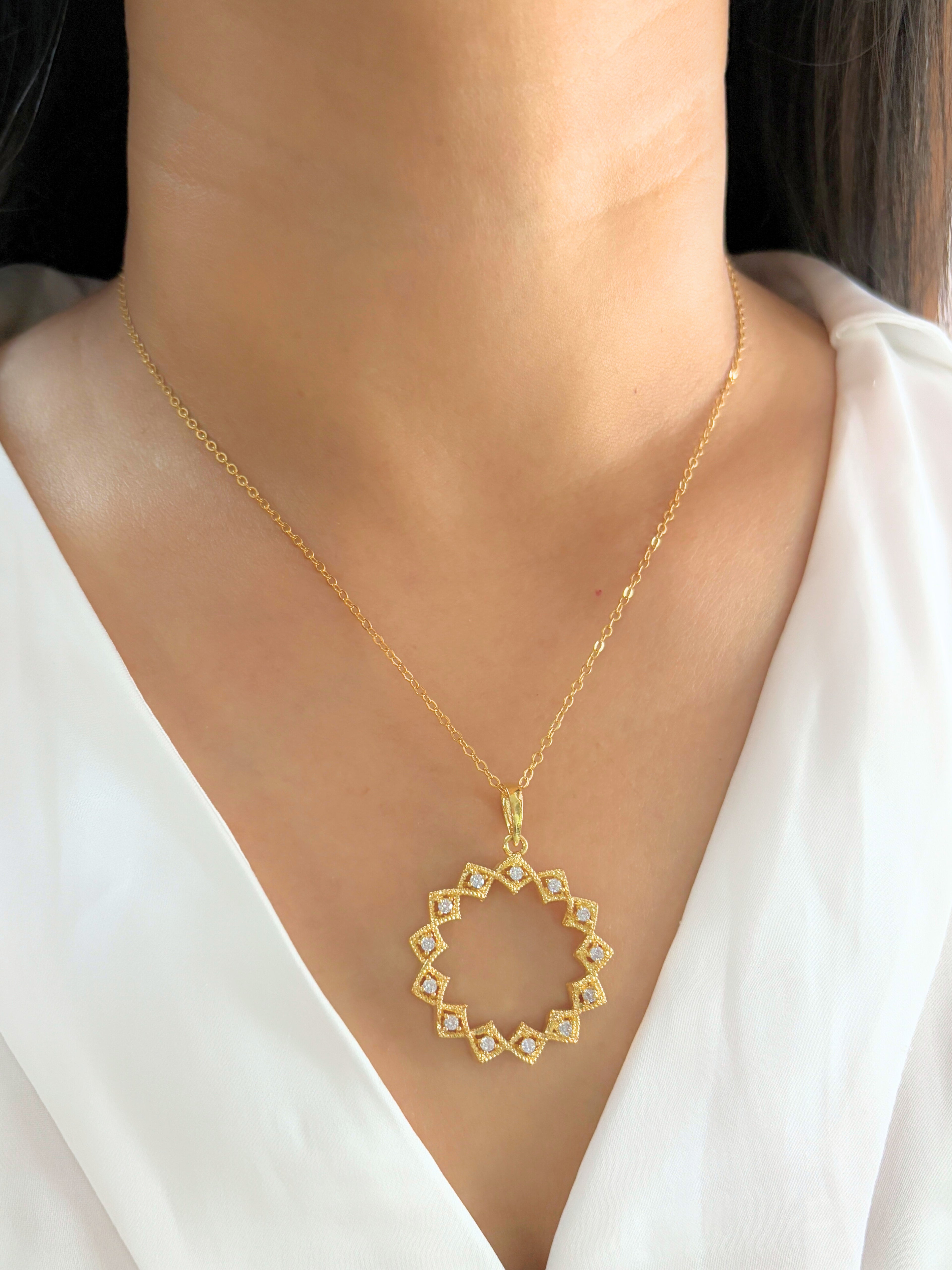 Cyclic Diamond Pendant Set