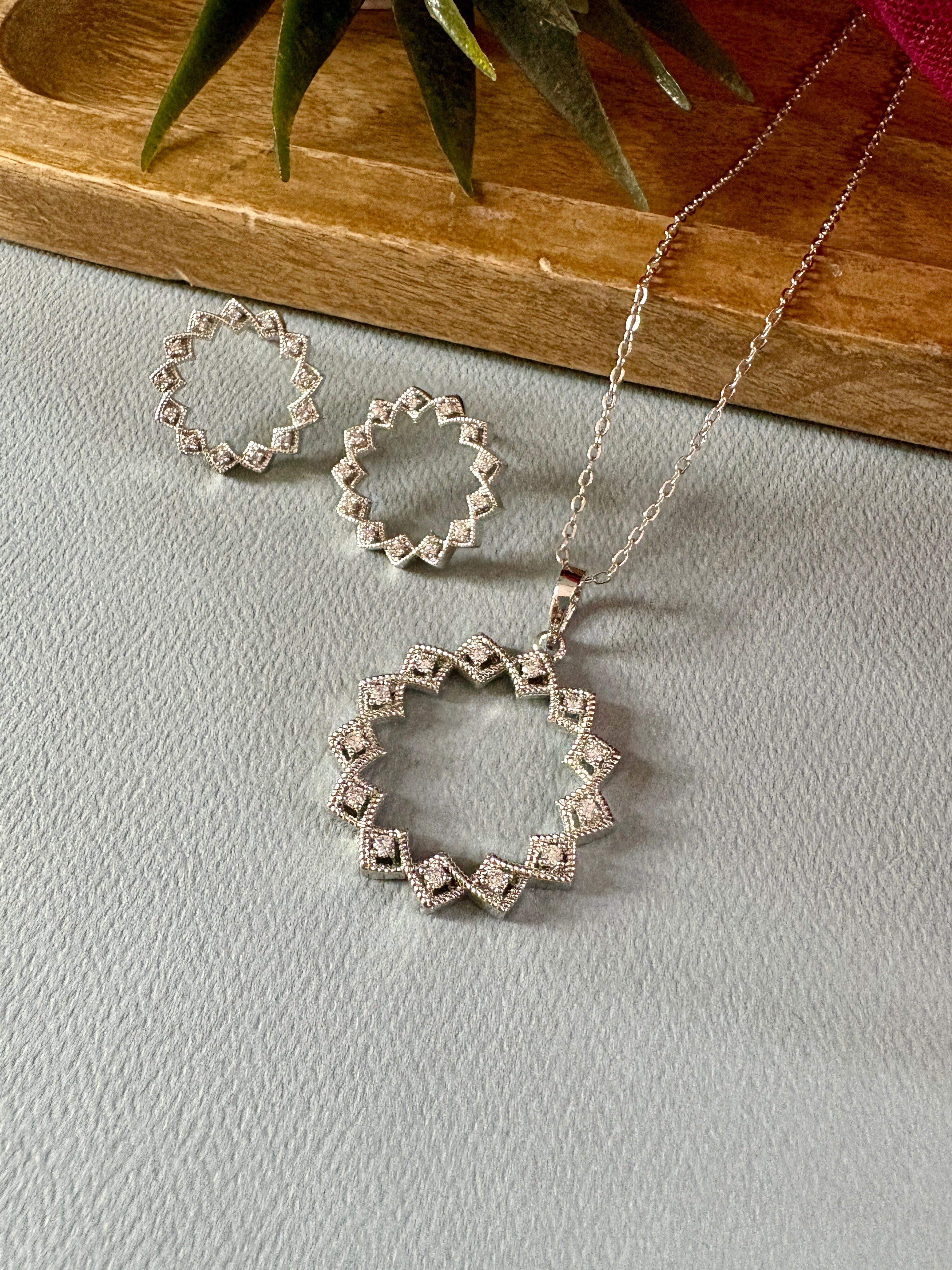 Cyclic Diamond Pendant Set